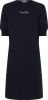 Tommy Hilfiger Jerseyjurk REGULAR GRAPHIC C NK SHORT DRESS met opschrift online kopen